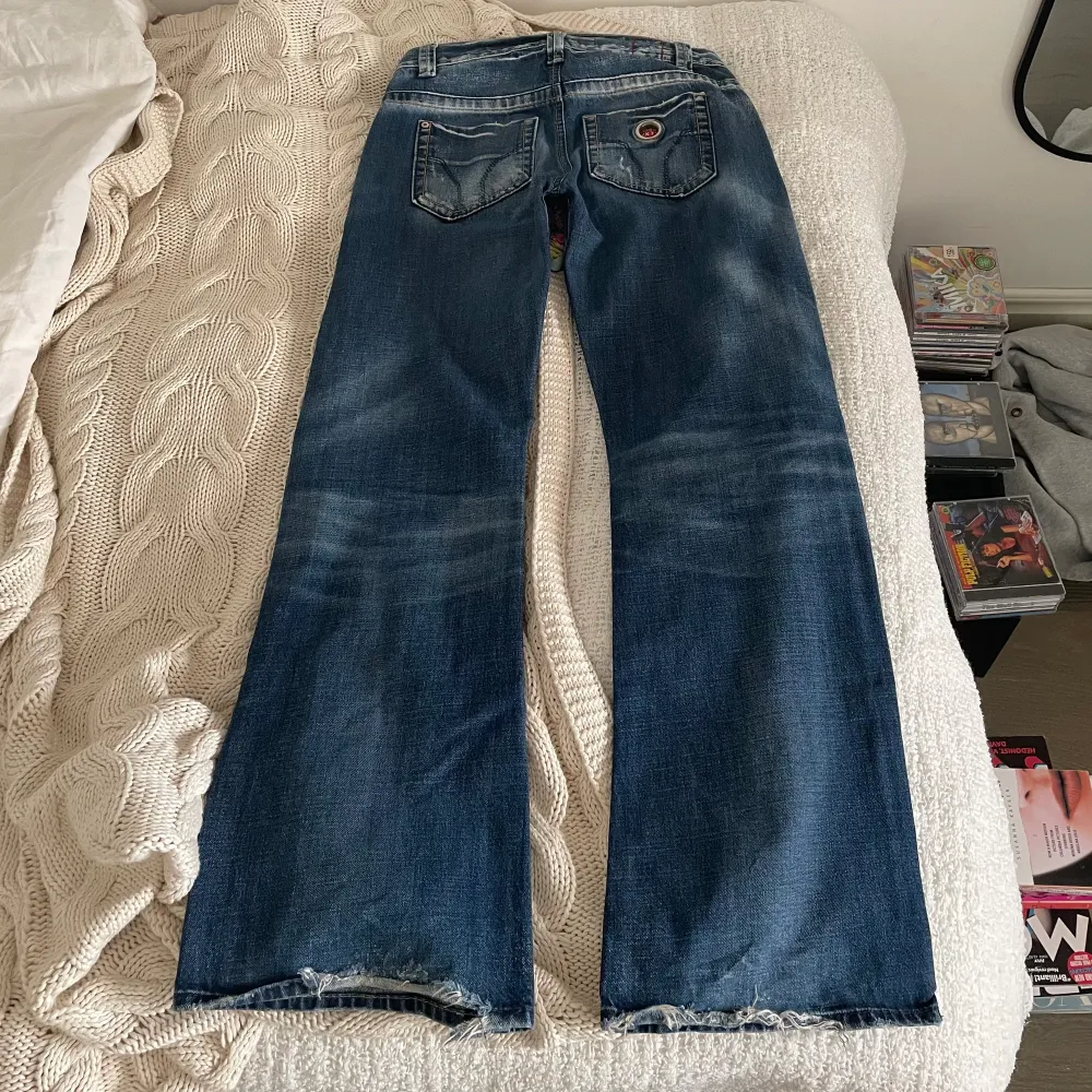 Otroligt snygga jeans från miss sixty i modellen perkins i storlek 27. Tyvärr är byxorna för stora på mig. De är lite slitna längst ned, se andra bilden. Frakt tillkommer . Jeans & Byxor.