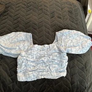 Topp med puffiga ärmar  - Aldrig använt