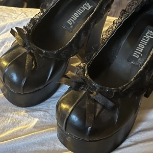 Demonias - SÅ SJUKT SNYGGA demonia klackar! Köpta på plick men endast använda på nyår 2021-2022. Har tecken på användning men inget man lägger märke till så mycket. Storlek står tyvärr inte men passar bra på mig som har 36! Det går bra att använda köp nu🖤