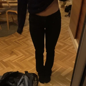 lågmidjade jeans - Skitsnygga svarta ltb jeans med coola sömmar på fickorna. Lågmidjade och bootcut, inga defekter. Skriv för fler bilder🙌🏼