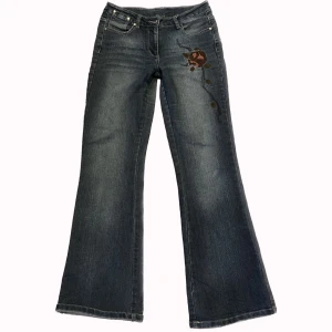 Y2K bootcut jeans - Unika y2k lågmidjade bootcut jeans! PS: Kolla igenom mitt konto ni kommer hitta många y2k och vintage plagg! 