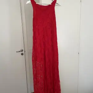 Röd klänning med spets, aldrig använd men vet inte vilket märke det är eller hur den är i passformen. Storlek L