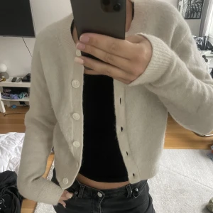 Stickad kofta - Underbart fin kofta fårn & other stories! Är i storlek xs men jag som har s i vanliga fall tycker den passar bra, hör av er om ni är intresserade ❣️