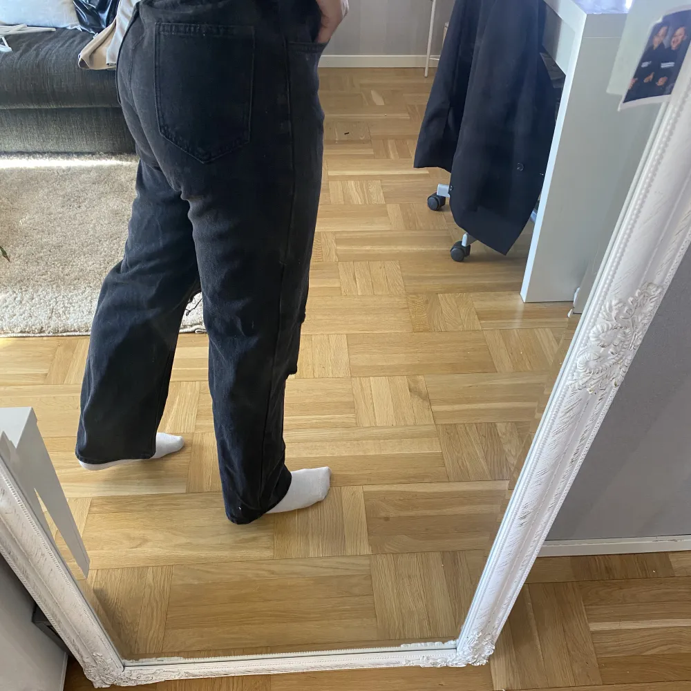 Svarta håliga jeans, sitter jättesnyggt men inte riktigt min stil längre så knappt använda. Jeans & Byxor.