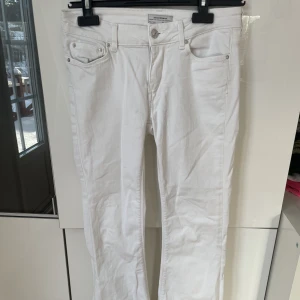 Vita Zara-jeans - Vita långa utsvängda Jeans från Zara Woman storlek 36