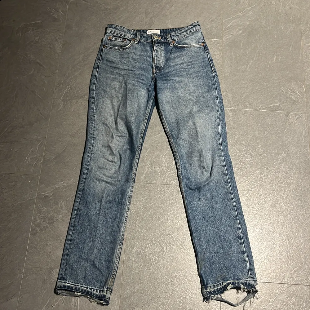 Ett par ljusblå raka jeans som inte finns o köpa på zara längre  Midjemått: 39 rakt över Innerbensmått: 83  Uppsrätta där nere på benen Skriv om ni har frågor!. Jeans & Byxor.