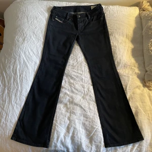 Lågmidjade bootcut dieseljeans - Mörkblå dieseljeans i jättebra skick. Lågmidjade och utsvängda. W32 och L32 så skulle säga typ M/L. Pris går att diskutera! Skriv för frågor! 💗💗💗