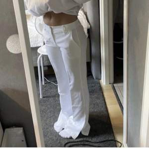 Vita lågmidjade kostymbyxor från bik bok. Köpta här på plick men storleken passade inte. (Gamla säljarens bilder). Original pris 399kr. Inersta benlängd är 83cm och midjemått är 70cm.💘 