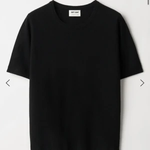 Softgoat tshirt - Svart Softgoat tröja,  nypris 1695kr i storlek XS, perfekt skick med pyttelite noppror. ❤️ 100% Kashmir, skriv privat för egna bilder 