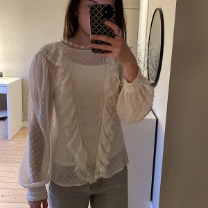 Blus  - Fin slutsåld blus ifrån zara, men väldigt genomskinlig, linnet är mitt egna och hör inte ihopa med själva blusen💓