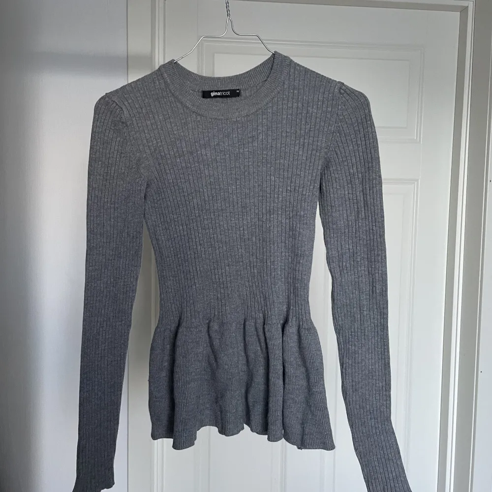 Säljer denna stickade tröjan från Gina Tricot i storlek 34. Väldigt stretchig så passar större storlekar med. Tröjor & Koftor.