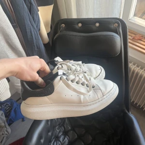 Mcqueen skor - McQueen skor Välanvända men finns liv kvar ”Snakeskin” där bak Storlek 42 Fler bilder kan fås vid intresse Pris inte hugget i sten!  