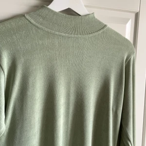 Skimrig topp - Ljusgrön topp med ett superfint skimrande material. Den glänser!!✨ Långärmad med lite krage. 