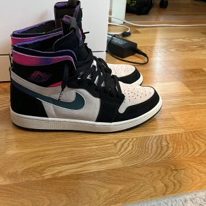 Nike air jordan 1 high paris saint-germain - Skick 8/10, köptes för 3 månader sedan och har använts lite. Ser nya ut och har digitalt kvitto. Ny pris 3200kr köpta på soleplus