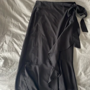 Kjol - Svart volangkjol från Gina! Säljer då den är förliten för mig💕 