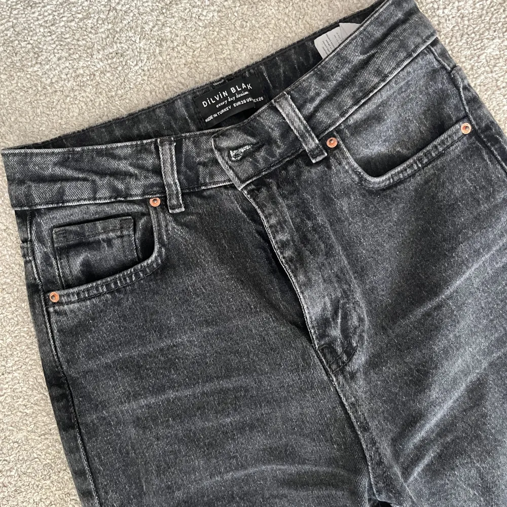 Superfina gråa tajtare jeans med slits. Köpte ifrån Chiquelle!  Säljer pågrund av för små för mig. Jeans & Byxor.