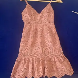 Söt rosa klänning i strl xs Märket är love triangle och köpt på nelly