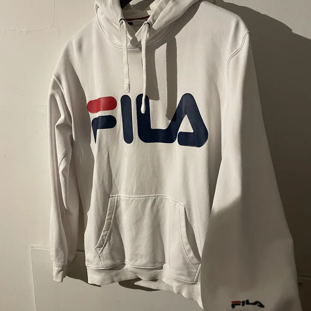 Mysig och skön Fila hoodie i strl S (kill storlek).  100kr eller högsta bud + frakt Kan mötas upp i Örebro. Hoodies.