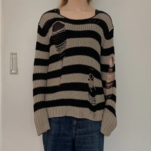 Stickad tröja  - Cool och punkig stickad tröja med hål och säkerhetsnålar