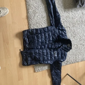 Ea7 jacka - Storlek M herr, den är för stor för mig så säljer vidare den. Pris kan diskuteras 