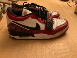  Jordan 3or - Helt äkta Jordan 3or. Det ganska slitna men har ändå lite liv kvar skicket är 6,5/10. Ny pris är 1200 köpte jag de för.