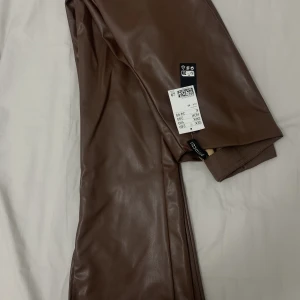 Byxor  - Byxor i skinn från hm aldrig använt inte min stil har slits på sidan av benet 