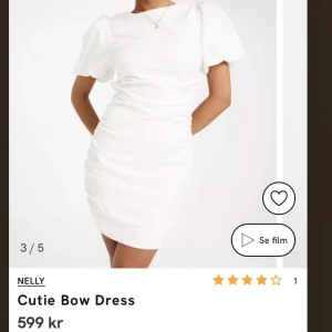 Vit Nelly klänning - Säljer denna jätte fina klänningen då den tyvärr är lite kort på mig (173cm). Klänningen är i nyskick, enbart testad två gånger och har etiketten kvar. Kontakta gärna privat vid eventuella frågor eller för fler bilder. Köparen står för frakten!