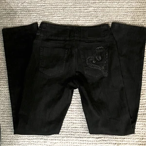Midrise jeans - Jättesnygga midrise raka jeans. Dom har sååå snyggt hjärta på baksidan med strass och brodyr. Använda mindre än 10 gånger!!!!🫶🦋🫶🦋🫶🦋