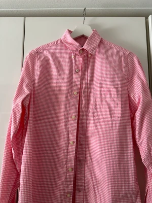 Rosa skjorta från GANT - Rutig skjorta från Gant i bra skick. Stl. Small