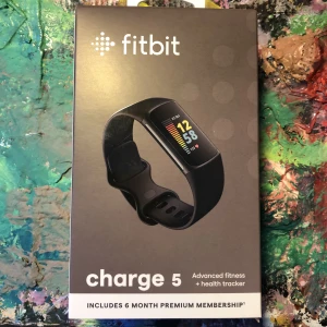 Träningsklocka fitbit - Helt oanvänd och oöppnad fitbit charge 5 
