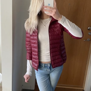 Jacka med trekvartsärmar  - Sååå sjukt snygg herno liknande jacka med trekvartsärmar❤️