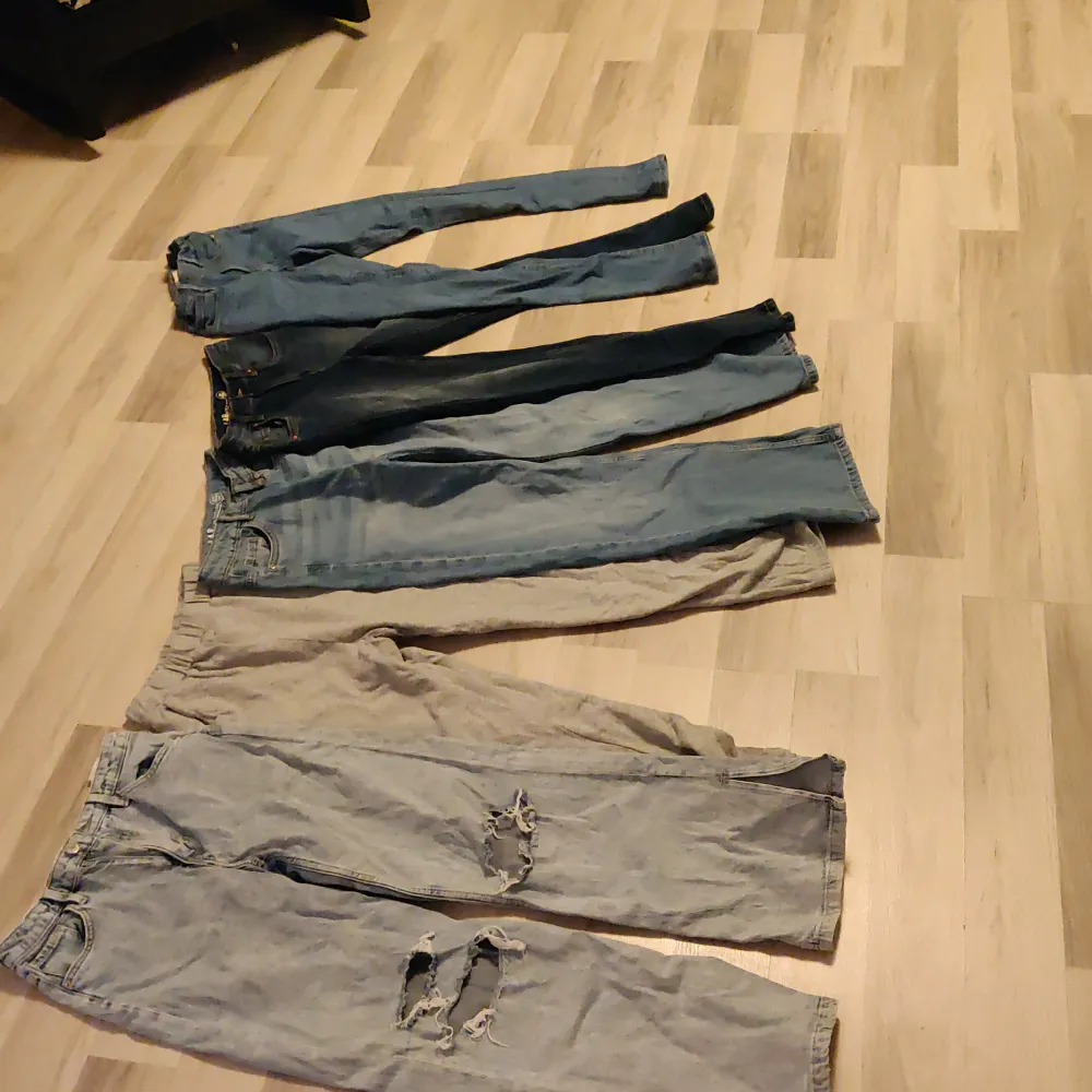 Hejsan jag säljer 5 par superfina byxor i bra skick och för bra pris, hoppas ngn vill köpa🤗💗. Jeans & Byxor.