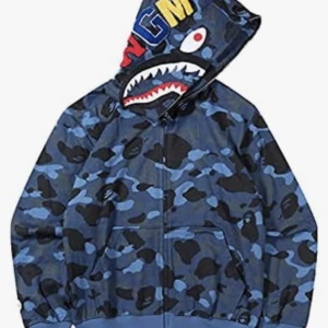 Bape Hoodie - Säljer min bape hoodie storlek M. Nästan aldrig använd. Har ingen bild på tröjan då den är i mitt föråd men det är denna modell