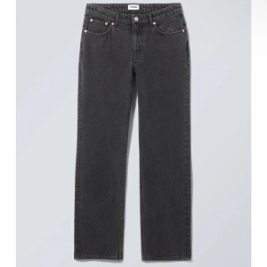 Weekday jeans - Tänkte göra en intressekoll på mina jeans ifrån weekday som är i modellen pin mid straight jeans. Eftersom att jag inte använder så mycket. Byxorna är använda mycket men fortfarande i fint skick. Ny pris 590kr. Skriv om ni vill ha bild på dom.