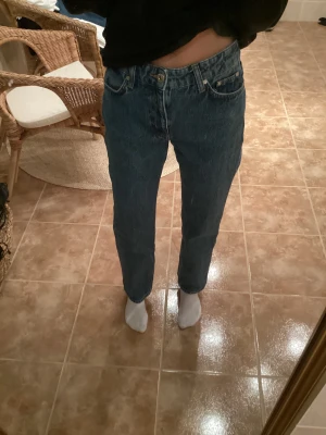 Jeans - Blåa jeans ifrån Zara i storlek 34. Blivit förkorta då jag är 167, använda mycket mycket lite. 