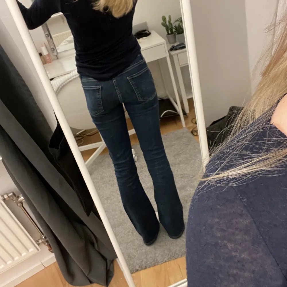 Lågmidjade jeans från Zara i storlek 32 som är slutsåld💗 använda några gånger men jättefint skick💗 passar perfekt i längden på mig som är 170. Säljer då dom är försmå, nypris 400kr💕. Jeans & Byxor.