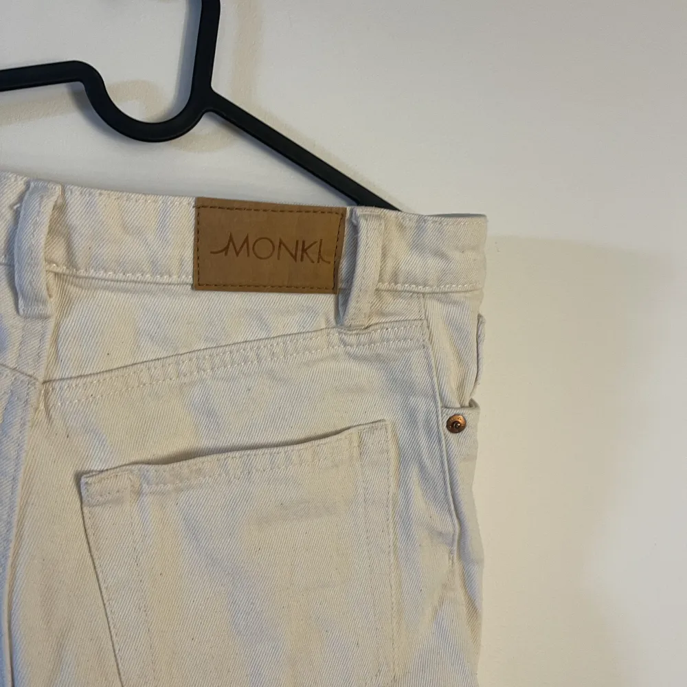 Vida jeans från monki, sandfärgade. Använda fåtal gånger Säljes då dom är för små. Jeans & Byxor.