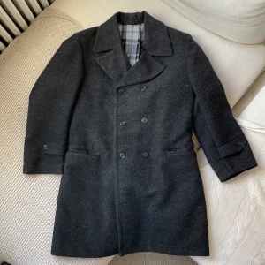 Yllerock - Dubbelknäppt herrock i ull. Gråmelerad med rutigt foder.