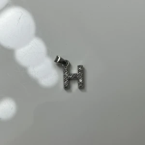 Berlock  - En fin Berlock från glitter som aldrig kommit till användning! Köparen står för frakten!