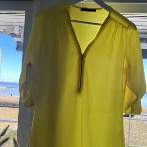 Gul blus - Gul blus i storlek 34 💛