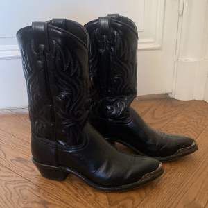 Säljer mina skitsnygga cowboy boots som jag verkligen älskar men bara använt 1 gång! Perfekta till sommaren och skitsnygga till alla olika tillfällen🔥köpta för 1 500 kr och säljer för 1000 kr men kan sänka priset lite för en snabb affär! 
