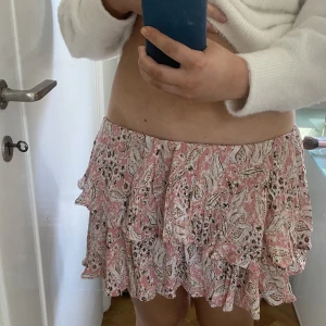 Kjol  - Super fin sommarkjol! På första bilden har jag vikt ner den för att få den lågmidjad! Så fint