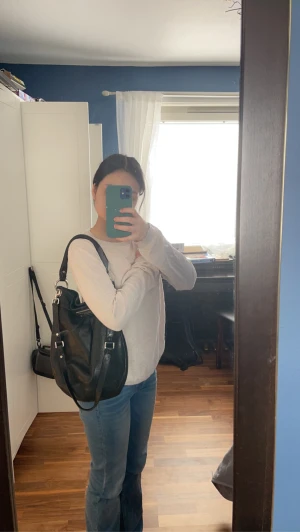 Marc Jacobs väska (äkta) - Säljer denna assnygga Marc Jacobs väska som inte kommer till användning längre. Den har vissa slitningar men det syns inte. Fri frakt💕💕