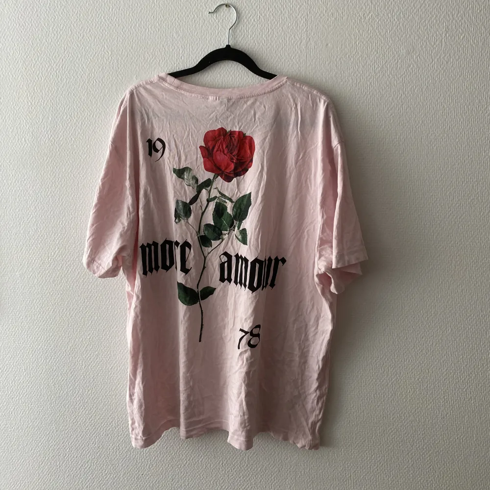 Rosa T-shirt från H&M med tryck. Sparsamt använd. Skrynklig pga legat i gaderoben, försvinner vid tvätt. buda!. T-shirts.