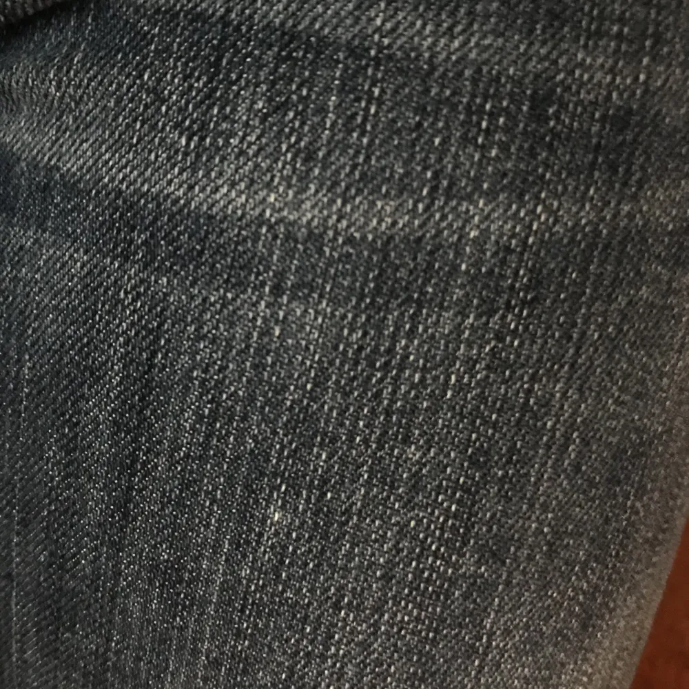 söta acnejeans med superfin färg! jag har storlek 38 (inte jeans storlek) och de är ganska tighta på mig! passar bättre på mindre storlekar alltså 💓. Jeans & Byxor.