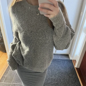 Stickad tröja - Säljer denna tunnare stickade tröja från hm. Perfekt till våren!💗🥰