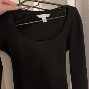 Säljer denna svarta tröja från H&M, använd få gånger men i fint skick!, passar XS och S, KONTAKTA VID INTRESSE, priset + frakten (45kr) 