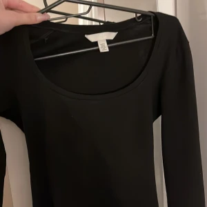 Svart långärmad tröja  - Säljer denna svarta tröja från H&M, använd få gånger men i fint skick!, passar XS och S, KONTAKTA VID INTRESSE, priset + frakten (45kr) 