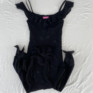 Vacker mesh långklänning  - Vacker y2k mesh långklänning med rosor i glitter från märket Pineapple. Uppskattar till size S men stretchig. Har ett pyttelitet hål, dm för bild. Köps via Swish eller köp nu 💋