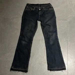 Mörkblå levis jeans som jag köpte på plick för några år sedan Insydda lite i midjan men det går lätt att sprätta upp De har ett hål mellan benen som jag har strykt på en lapp på insidan det syns inte när man har på sig dom Skriv för mer frågor